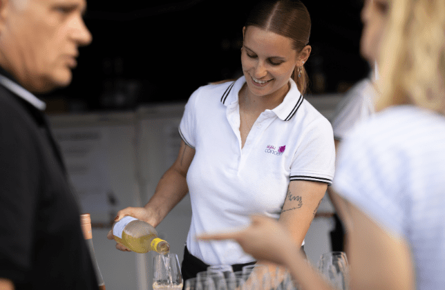 Sektglas wird eingeschenkt